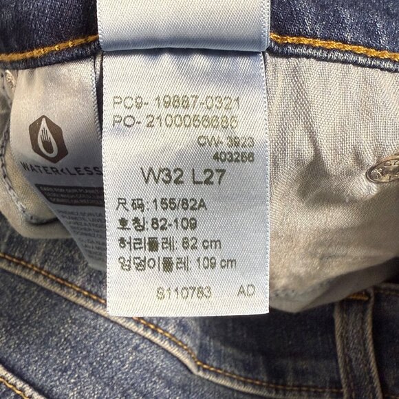 Levis Boyfriend Jeans Women Sz 32x27 Mid-Rise Tapered Medium Wash Stretch Denim - Picture 8 of 10